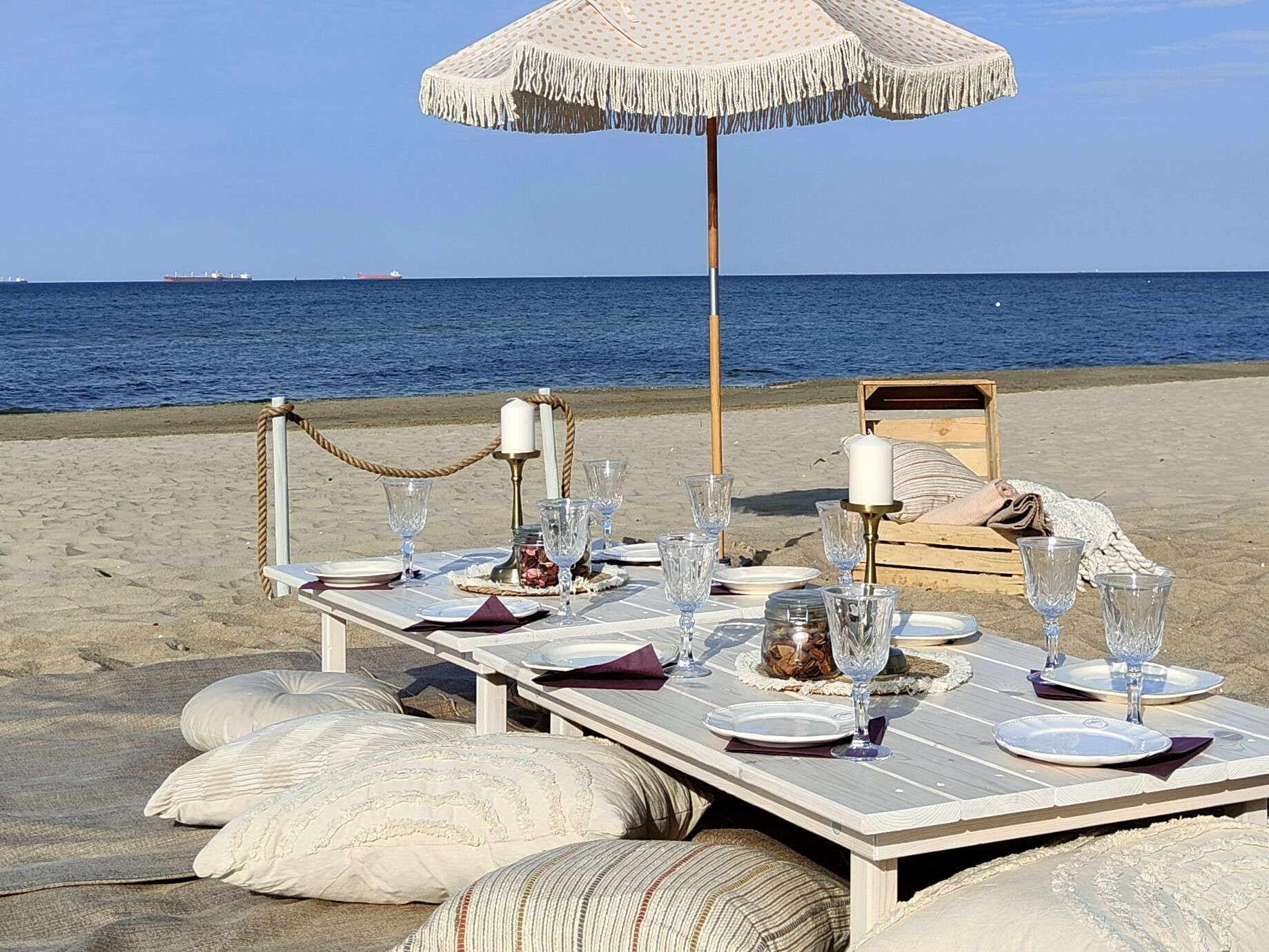 Boho piknik na plaży, boho kolacja na plaży, panieński na plaży, kameralny piknik na plaży